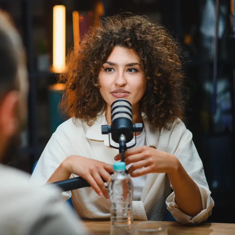 junge Frau in Podcaststudio