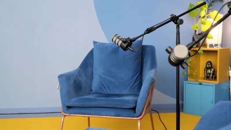 Podcast-Platz bei Meeet Studios Berlin Neukölln im Studio Nikola mit blauem Sessel