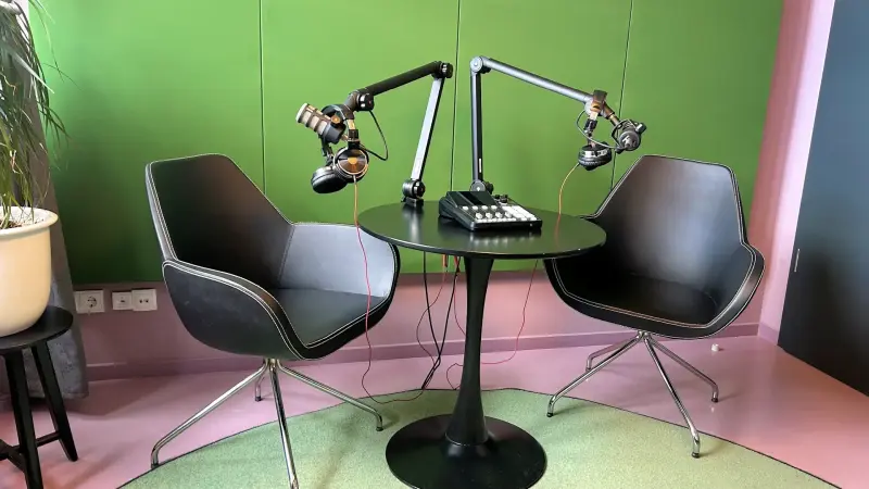 Der rechte Teilnehmende bei einem Podcastgespräch im Studio Nikola bei den Meeet Studios in Neukölln