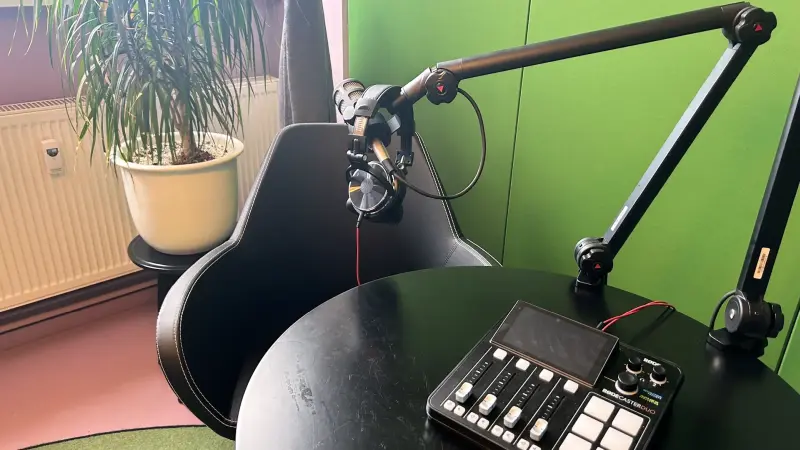 Podcaststudio Grace, bei Meeet Berlin, Platz links mit Sessel, Mikrofon und Mischpult