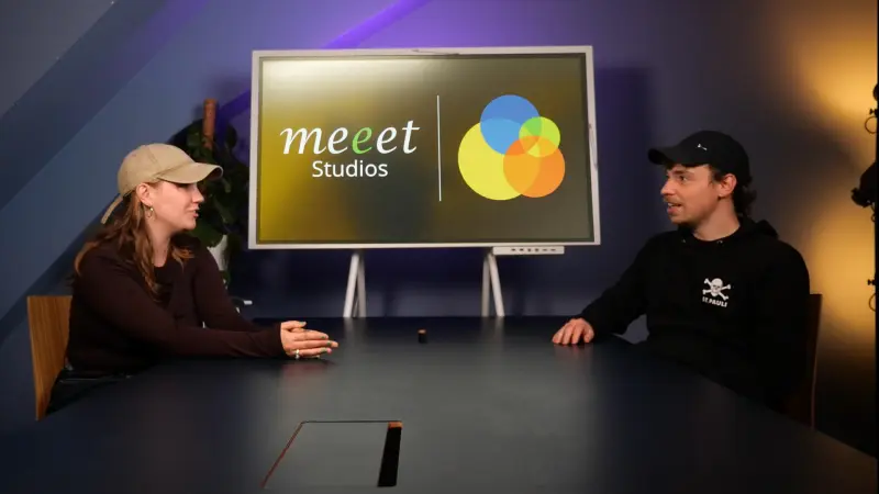 Podcast Set Konrad 2 mM Totale 800 Podcast-Set im Studio Konrad bei Meeet Studios in Berlin Neukölln: Zwei Personen am dunklen Tisch vor einem Monitor