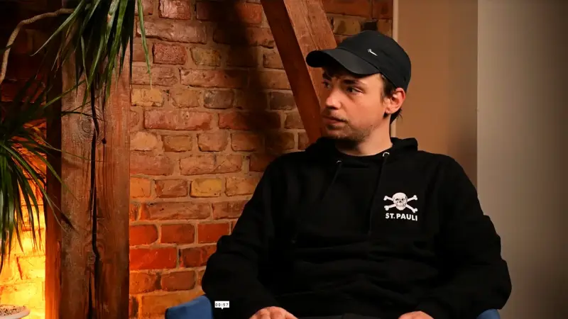 Der rechte Teilnehmende bei einem Podcastgespräch im Studio Nikola bei den Meeet Studios in Neukölln