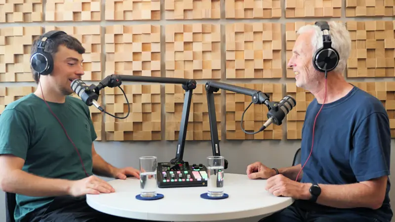 Podcast Set Radia 2 mM Totale 800 Zwei Podcast Teilnehmer in Studio Radia bei Meeet in Berlin